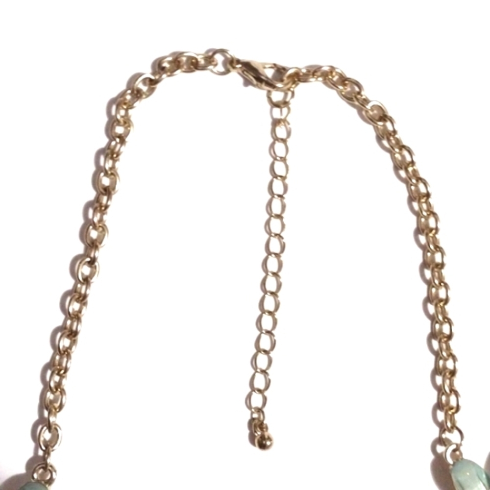 VINTAGE GREEN LUCITE PETALS AND RHINESTONES FLORAL BIB GOLD-TONE 17-20"NECKLACE - Picture 5 of 11